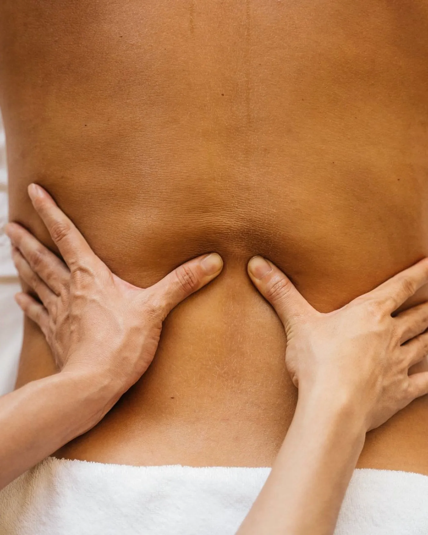 Massagem de costas com óleo morno